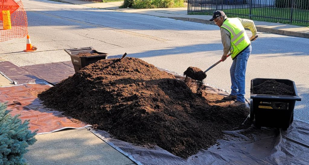 Hardwood Mulch (wood chips)